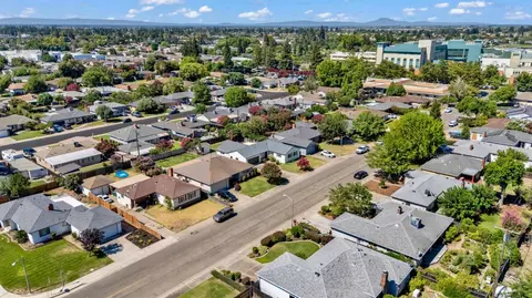 View/Area - 830 Windsor Dr, Lodi, CA 95240 photo 7 of 8