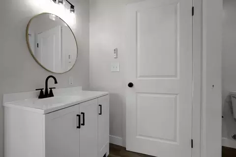 Bath - 830 Windsor Dr, Lodi, CA 95240 photo 2 of 3