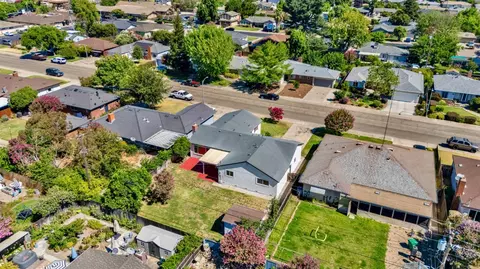 View/Area - 830 Windsor Dr, Lodi, CA 95240 photo 2 of 8