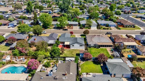 View/Area - 830 Windsor Dr, Lodi, CA 95240 photo 3 of 8