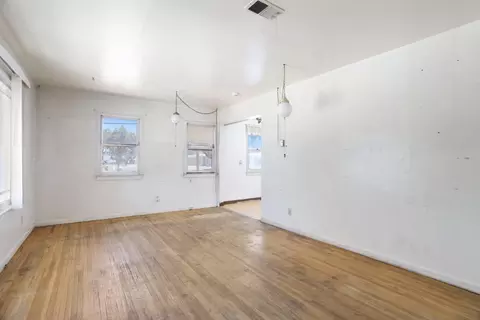 Living - 660 E North St, Manteca, CA 95336 photo 2 of 5