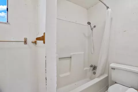 Bath - 660 E North St, Manteca, CA 95336 photo 4 of 4