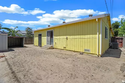 Exterior - 660 E North St, Manteca, CA 95336 photo 8 of 9