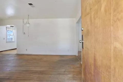 Living - 660 E North St, Manteca, CA 95336 photo 1 of 5