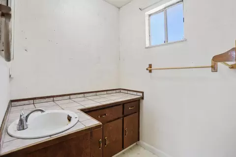 Bath - 660 E North St, Manteca, CA 95336 photo 3 of 4