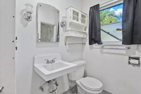 Bath - 660 E North St, Manteca, CA 95336 photo 1 of 4
