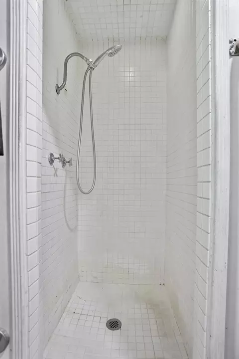Bath - 660 E North St, Manteca, CA 95336 photo 2 of 4