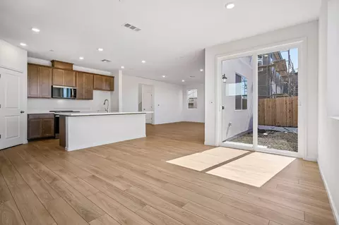 Living - 2612 Coopers Hawk Ln, Modesto, CA 95357 photo 4 of 5
