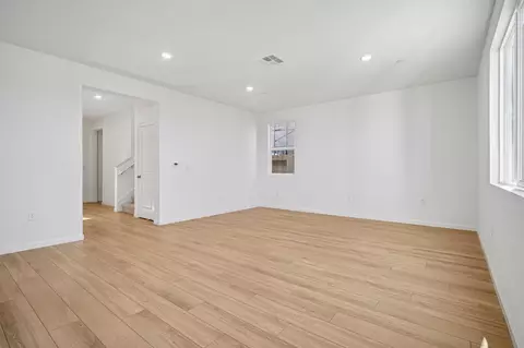 Living - 2612 Coopers Hawk Ln, Modesto, CA 95357 photo 3 of 5