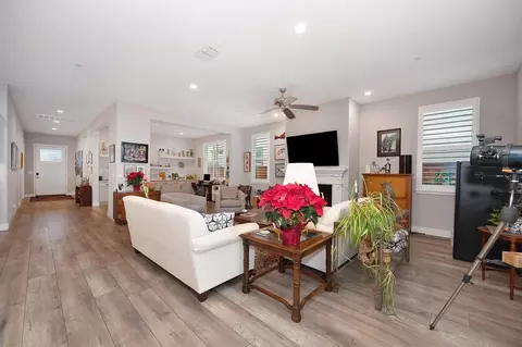 Entry Way - 1350 Laurel Dr, Manteca, CA 95336 photo 5 of 5