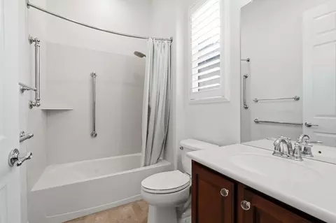 Bath - 2472 Ashbridge Ln, Manteca, CA 95336 photo 2 of 4
