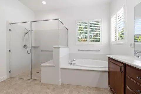 Bath - 2472 Ashbridge Ln, Manteca, CA 95336 photo 4 of 4
