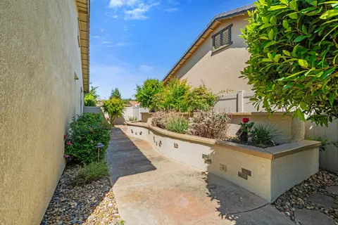 Exterior - 2472 Ashbridge Ln, Manteca, CA 95336 photo 8 of 9
