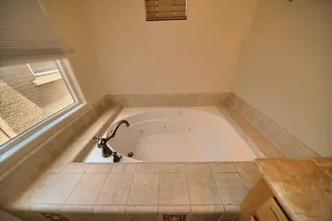 Bath - 9025 Kern Ave, Gilroy, CA 95020 photo 5 of 11