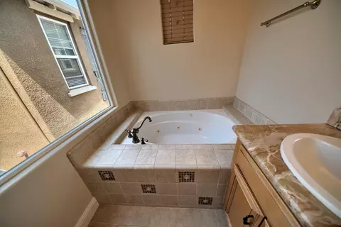 Bath - 9025 Kern Ave, Gilroy, CA 95020 photo 7 of 11