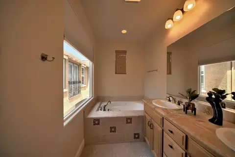 Bath - 9025 Kern Ave, Gilroy, CA 95020 photo 3 of 11