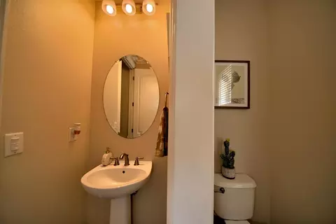 Bath - 9025 Kern Ave, Gilroy, CA 95020 photo 2 of 11