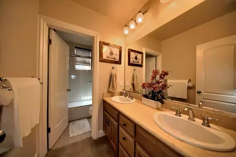 Bath - 9025 Kern Ave, Gilroy, CA 95020 photo 8 of 11