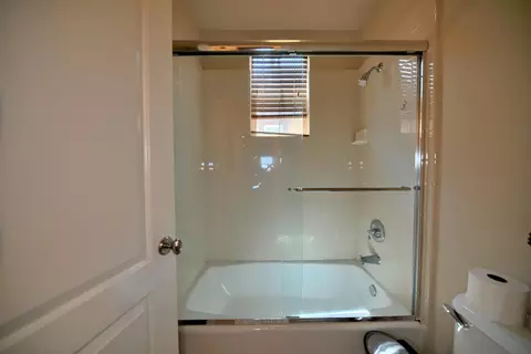 Bath - 9025 Kern Ave, Gilroy, CA 95020 photo 10 of 11