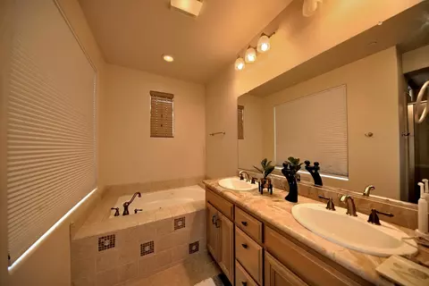 Bath - 9025 Kern Ave, Gilroy, CA 95020 photo 4 of 11