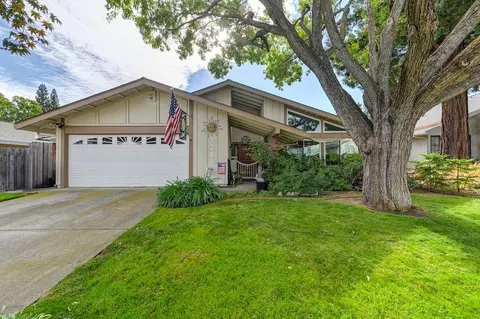9284 Linda Rio Dr, Sacramento, CA 95826