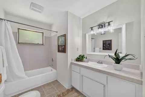 Bath - 788 Elmwood Dr, Davis, CA 95616 photo 1 of 5