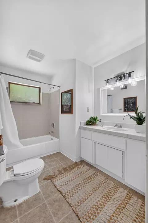 Bath - 788 Elmwood Dr, Davis, CA 95616 photo 2 of 5