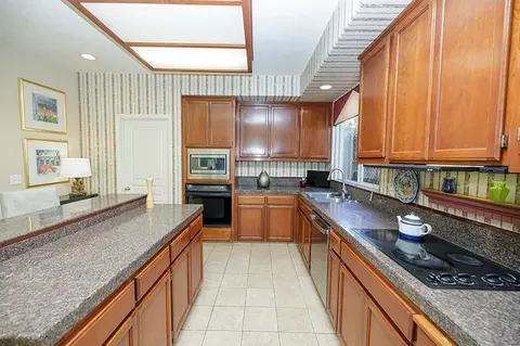 Kitchen - 432 The Blf, Modesto, CA 95355 photo 4 of 5