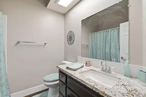 Bath - 4900 Eagle Peak Ct, Antelope, CA 95843 photo 3 of 4