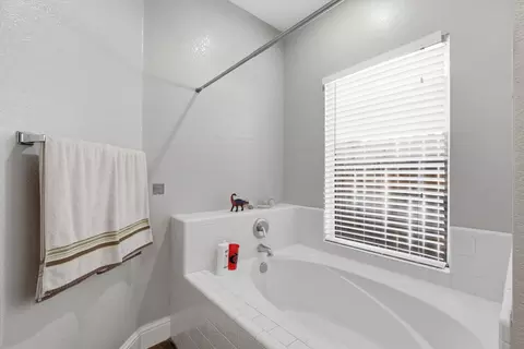 Bath - 4900 Eagle Peak Ct, Antelope, CA 95843 photo 2 of 4