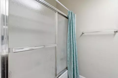Bath - 4900 Eagle Peak Ct, Antelope, CA 95843 photo 4 of 4