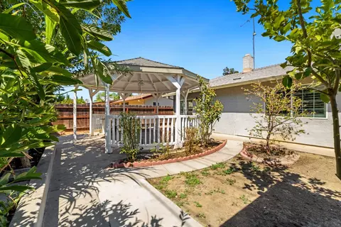 Exterior - 913 Chalone Dr, Modesto, CA 95358 photo 4 of 7