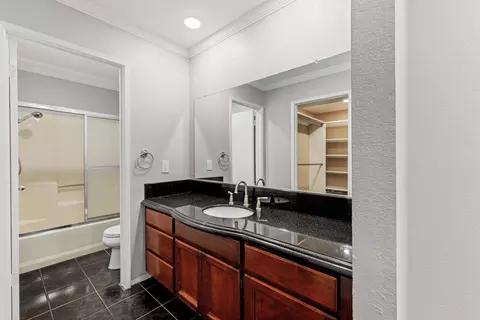 Bath - 913 Chalone Dr, Modesto, CA 95358 photo 2 of 3