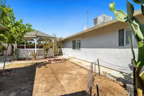Exterior - 913 Chalone Dr, Modesto, CA 95358 photo 5 of 7