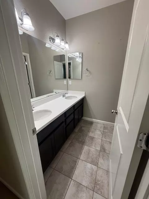 Bath - 1737 Cranbrook Ct, Lathrop, CA 95330 photo 2 of 5