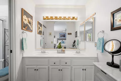 Bath - 3858 Olivebranch Ln, Carmichael, CA 95608 photo 1 of 3
