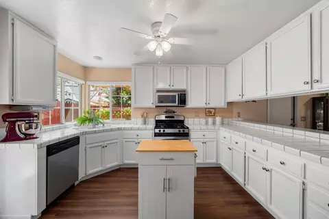 Kitchen - 3858 Olivebranch Ln, Carmichael, CA 95608 photo 2 of 4