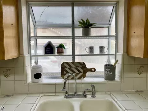 Kitchen - 20888 Lyons Bald Mountian Rd, Sonora, CA 95370 photo 2 of 2