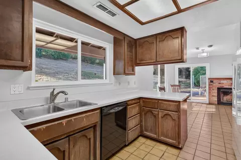 Kitchen - 18095 Applegate Rd, Applegate, CA 95703 photo 2 of 4
