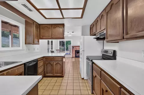 Kitchen - 18095 Applegate Rd, Applegate, CA 95703 photo 3 of 4