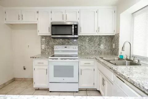 Kitchen - 2017 Star Oak Ave, Modesto, CA 95355 photo 2 of 4
