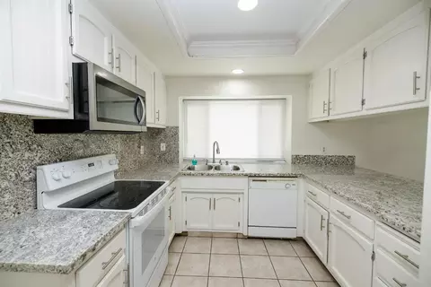 Kitchen - 2017 Star Oak Ave, Modesto, CA 95355 photo 3 of 4