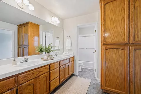 Bath - 5508 Coronawood Ln, Carmichael, CA 95608 photo 6 of 8