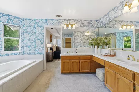 Bath - 5508 Coronawood Ln, Carmichael, CA 95608 photo 4 of 8
