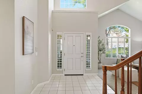 Entry Way - 5508 Coronawood Ln, Carmichael, CA 95608 photo 2 of 8
