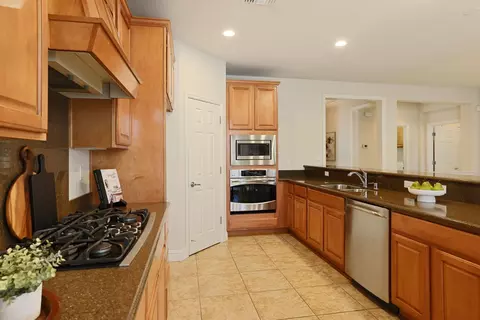 Kitchen - 2314 Shadow Berry Dr, Manteca, CA 95336 photo 5 of 7