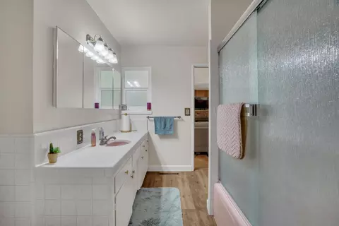 Bath - 1125 Linn Ct, Turlock, CA 95380 photo 2 of 3