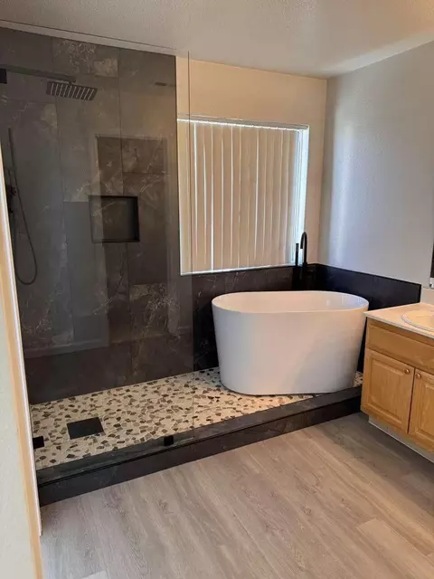 Bath - 2020 Hickory Ct, Modesto, CA 95356 photo 2 of 3