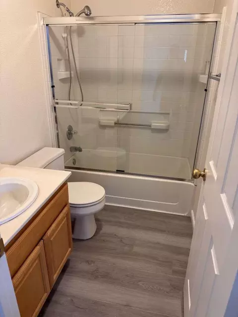 Bath - 2020 Hickory Ct, Modesto, CA 95356 photo 3 of 3