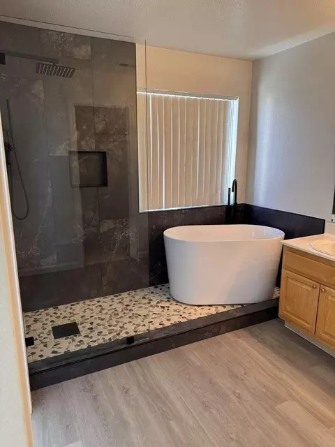Bath - 2020 Hickory Ct, Modesto, CA 95356 photo 2 of 3